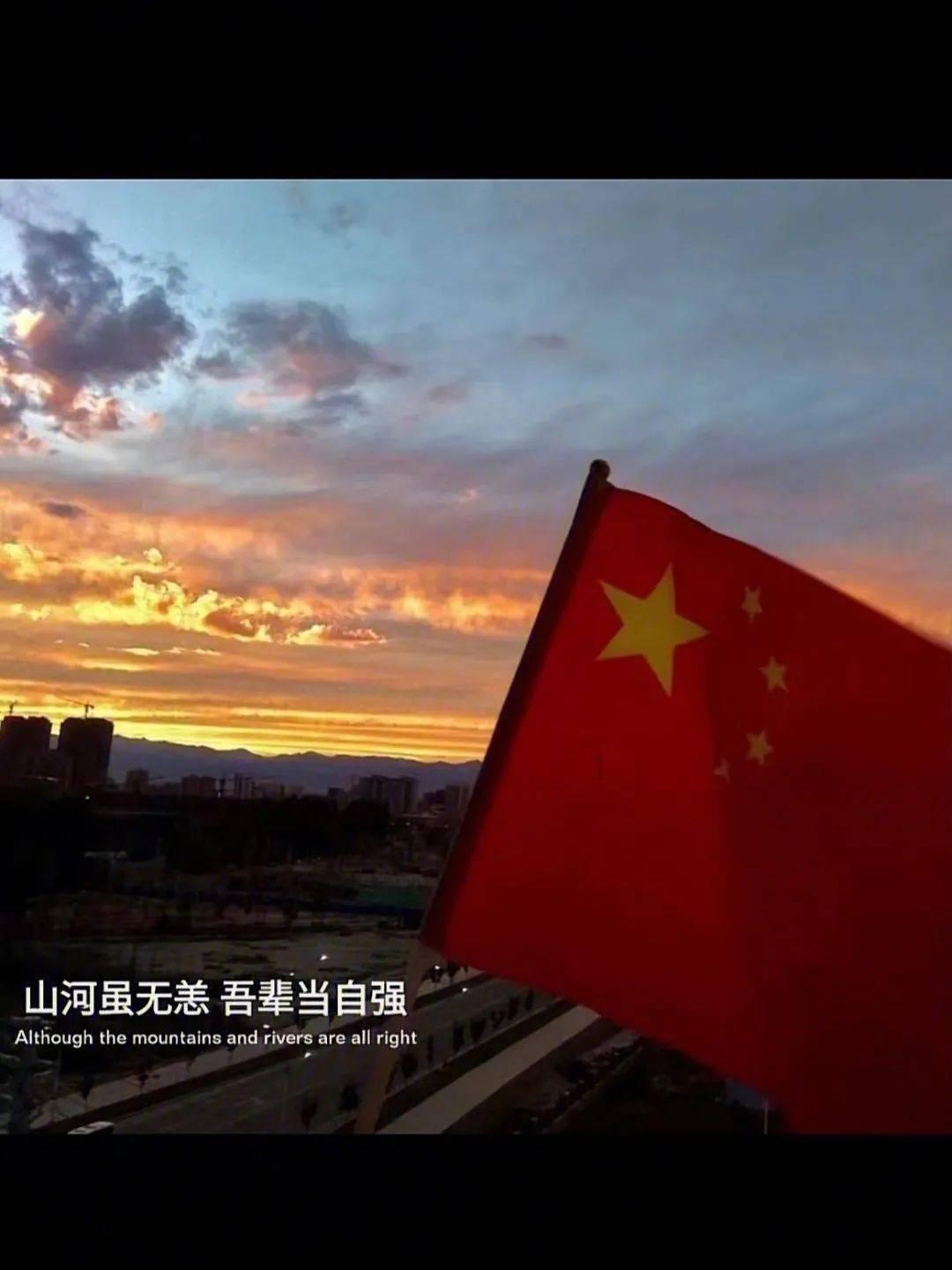 新余火灾事故现场摆满鲜花 市民买“炸鸡可乐”悼念：年轻人爱吃